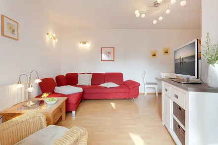 Wohnzimmer mit Esstisch und Küchenzeile