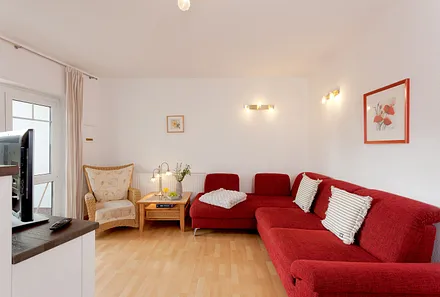 Wohnzimmer mit Esstisch und Küchenzeile