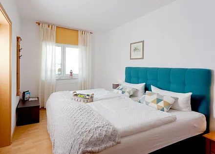 Schlafzimmer mit Doppelbett (180x200cm)