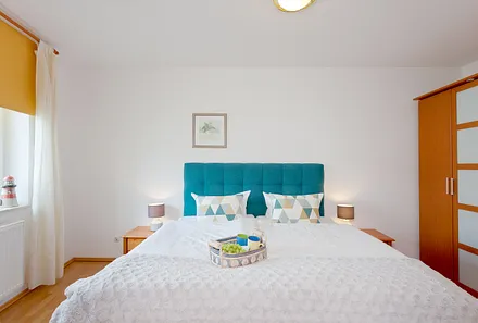 Schlafzimmer mit Doppelbett (180x200cm)