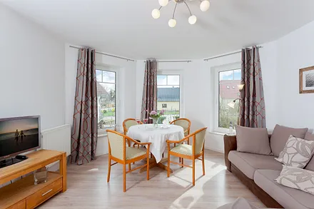 Wohnzimmer mit Esstisch