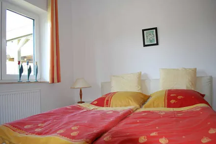 Schlafzimmer mit Doppelbett