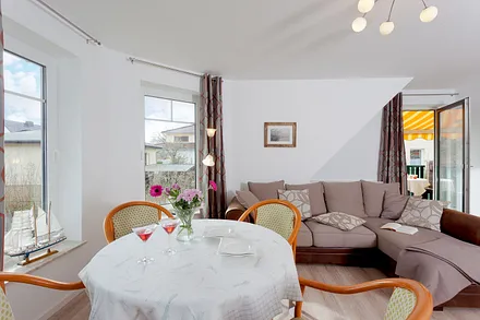 Wohnzimmer mit Esstisch