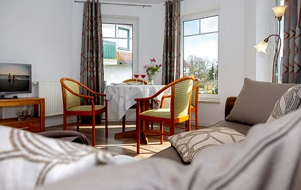 Wohnzimmer mit Esstisch