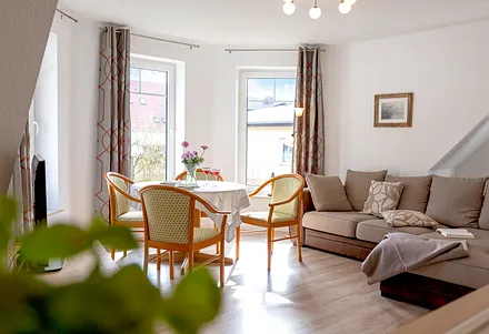 Wohnzimmer mit Esstisch
