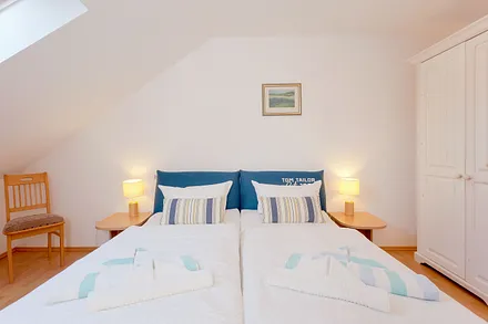 Schlafzimmer mit Doppelbett (180x200cm)