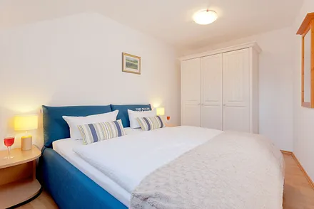 Schlafzimmer mit Doppelbett (180x200cm)