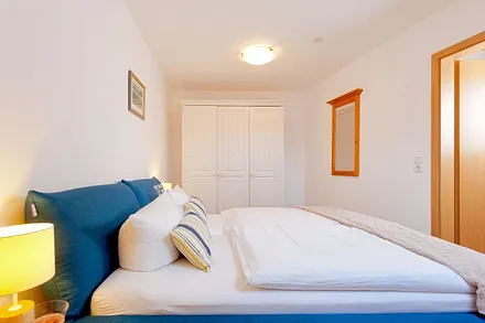 Schlafzimmer mit Doppelbett (180x200cm)