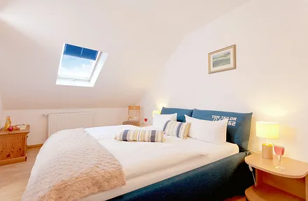 Schlafzimmer mit Doppelbett (180x200cm)