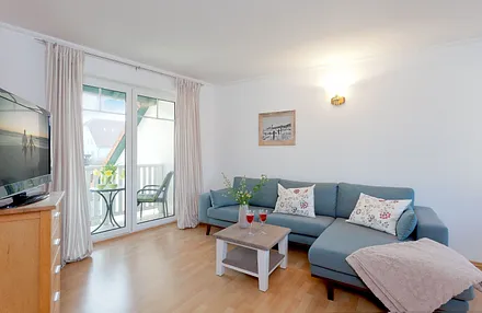 Wohnzimmer mit Esstisch und Küchenzeile