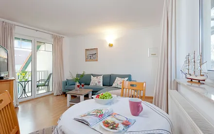 Wohnzimmer mit Esstisch und Küchenzeile