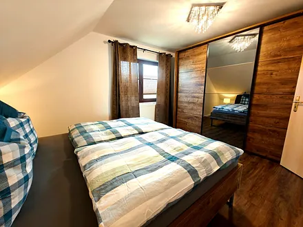 Schlafzimmer mit Doppelbett