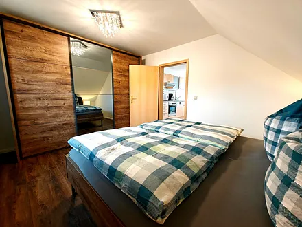 Schlafzimmer mit Doppelbett