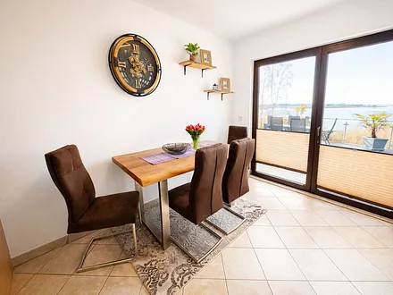 Esstisch im Wohnzimmer