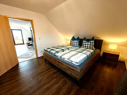 Schlafzimmer mit Doppelbett