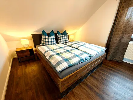 Schlafzimmer mit Doppelbett