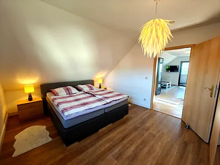 Schlafzimmer mit Doppelbett