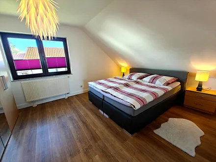 Schlafzimmer mit Doppelbett