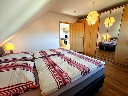 Schlafzimmer mit Doppelbett