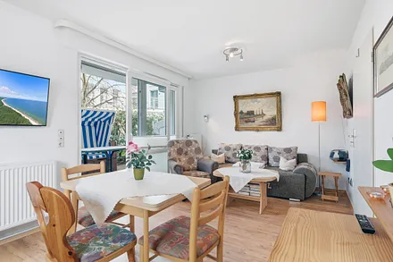 Wohnbereich mit Essplatz, Küchenzeile, Schlafcouch, Zugang auf die Terrasse