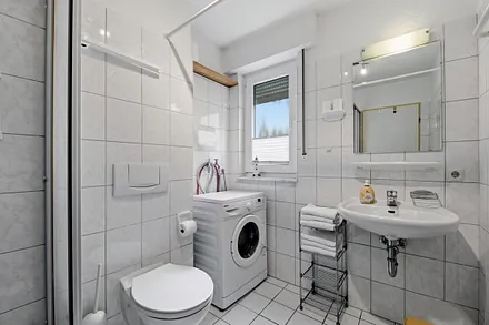 Badezimmer mit 2. Dusche/WC und Waschmaschine