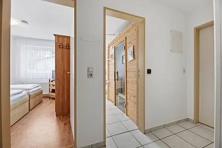 Diele - Blick links ins Schlafzimmer, rechts Saunabereich