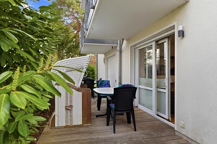Terrasse in Südlage mit Strandkorb und Terrassenmöbel