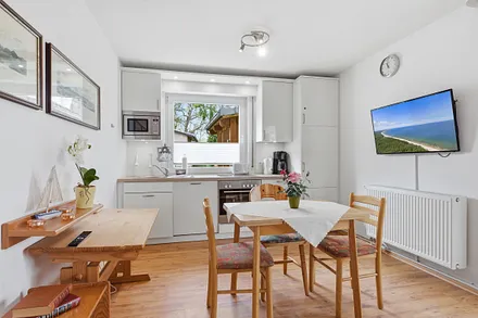 Küchenzeile, Flat-TV, Essplatz