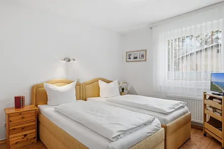 Schlafzimmer mit 2 Einzelbetten, Flat-TV, Rollladen vor dem Fenster