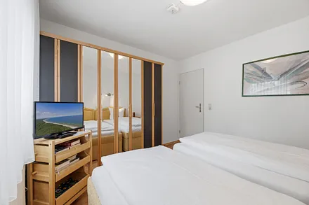 Im Schlafzimmer befindet sich der Kleiderschrank.