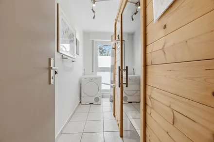 Sauna mit Dusche, Waschbecken, Wäschetrockner