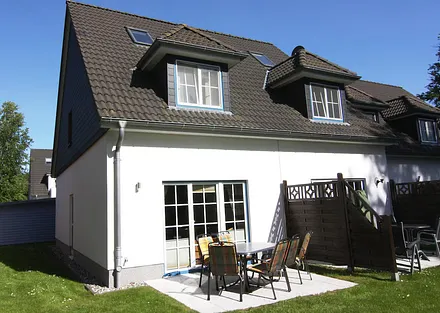 Außenansicht mit Terrasse