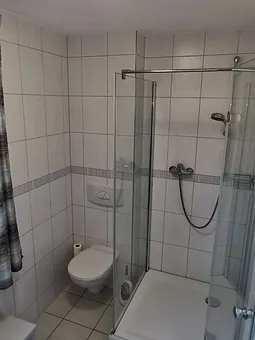 Bad mit Dusche und WC im 1. OG