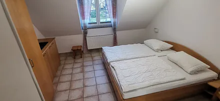 Schlafzimmer mit Doppelbett