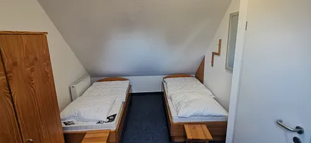 Schlafzimmer Nr 3 mit zwei Einzelbetten im Dachgeschoss