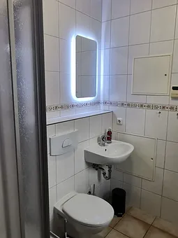 Bad im Erdgeschoss mit Dusche