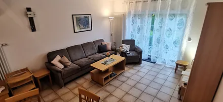 Wohnzimmer mit Zugang zur Terrasse