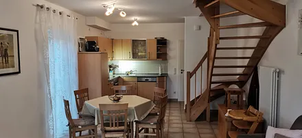 Wohnbereich mit Esstisch und Küchenecke