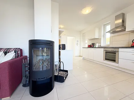 Haus Möwe Wohnung 01 - Kamin im Wohnbereich