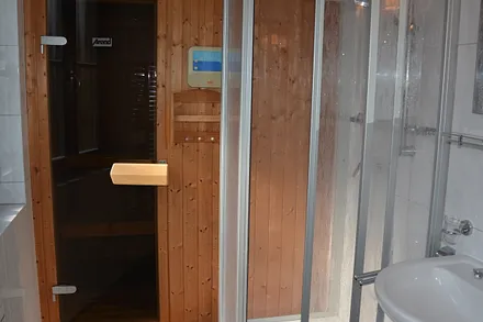 Unteres Bad mit Sauna