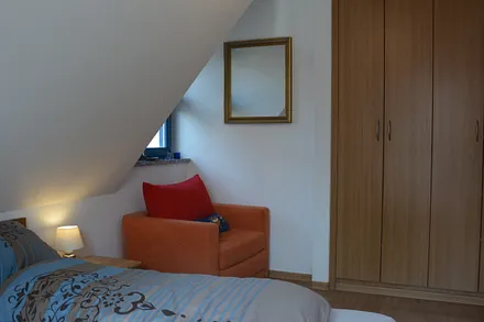 Schlafzimmer mit Doppelbett (Einbauschrank)