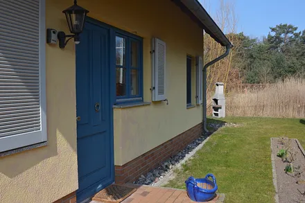 Hauseingang Richtung Garten mit Grillkamin