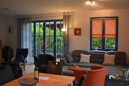 Blick von der Küche ins Wohnzimmer
