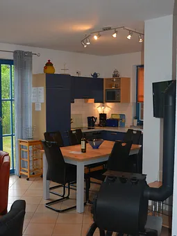 Esszimmer und Küche mit Bullerjan-Kaminofen