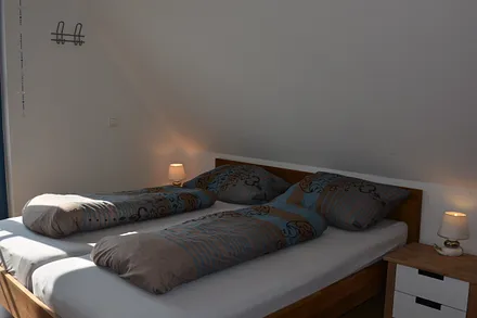 Schlafzimmer mit Doppelbett