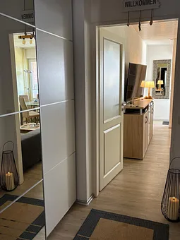 Flur mit großen Kleiderschrank 