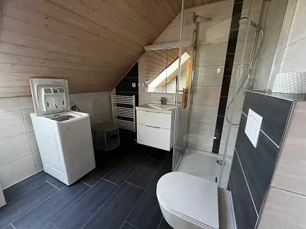 Bad oben mit Badewanne