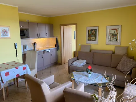 Wohnzimmer mit Küche