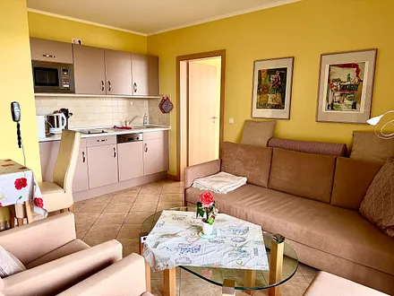 Wohnzimmer mit offener Küche