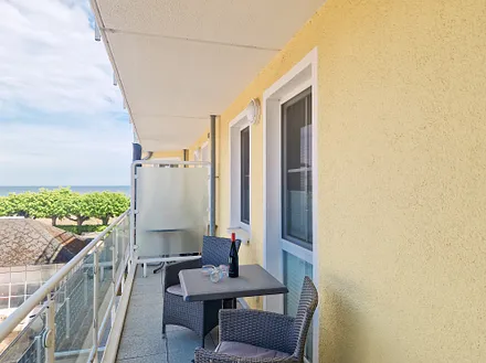 kleiner Balkon mit teilw. Seeblick